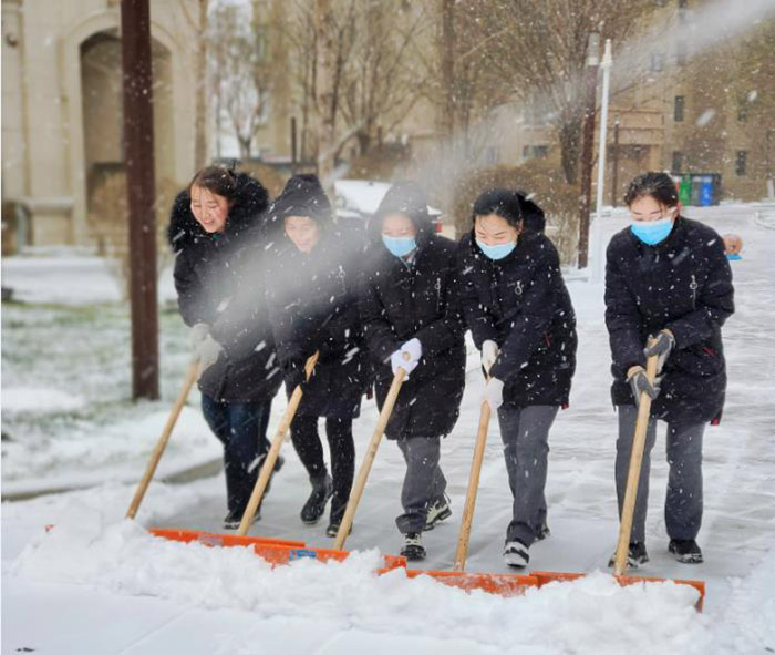 金泰物业各项目全员到岗迎战风雪，贴心服务与业主温暖同行！(图2)