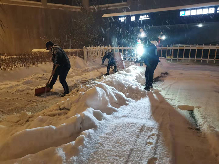 立冬节气大雪寒潮，金泰物业“浴雪”奋战(图5)