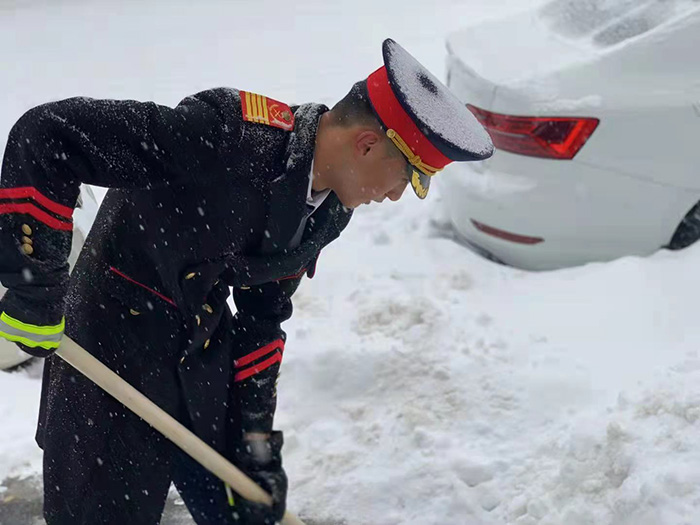 立冬节气大雪寒潮，金泰物业“浴雪”奋战(图4)